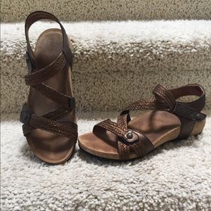 Ladies Taos Trulie woven copper walking sandal 40